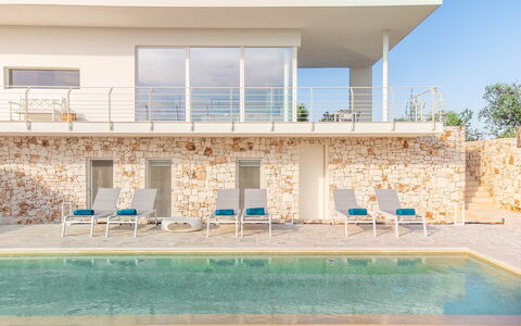 Villa Panita: Zwembad, Samengesteld Materiaal, Buitenmeubels, Landgoed, Stoel, Toevlucht, Villa, Balkon, Schaduw, Ontwerp