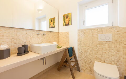 Villa Panita: Badkamer, Flooring, Verdieping, Muur, Loodgieterswerkinrichting, Interieur Ontwerp, Wastafel In De Badkamer, Kraan, Tegel, Wastafel