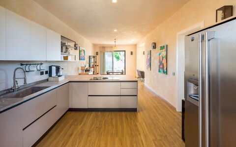 Villa Paprika: Keuken, Countertop, Toestel Van De Keuken, Meubilair, Interieur Ontwerp, Flooring, Major Appliance, Cabinetry, Verdieping, Hout