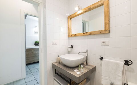 Villa Riva: Interieur Ontwerp, Badkamer, Wastafel In De Badkamer, Flooring, Loodgieterswerkinrichting, Verdieping, Hout, Wastafel, Spiegel, Kraan