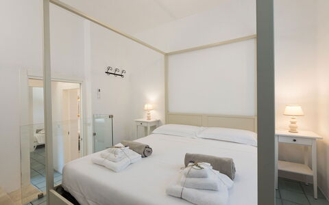 Villa Riva: Interieur Ontwerp, Bed, Plafond, Slaapkamer, Verdieping, Bed Frame, Appartement, Bedding, Kamer, Laken