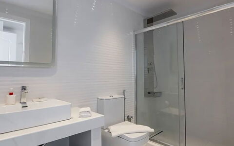 Apartment Rose 1: Badkamer, Loodgieterswerkinrichting, Flooring, Verdieping, Interieur Ontwerp, Wastafel, Plafond, Wastafel In De Badkamer, Kraan, Loodgieter