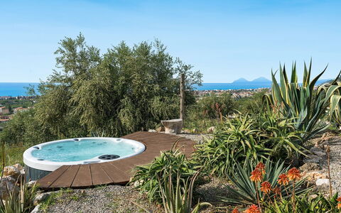 Villa Milo: Zwembad, Toevlucht, Buitenmeubels, Eco Hotel, Vrije Tijd, Stoel, Paraplu, Landscaping, Schaduw, Badplaats