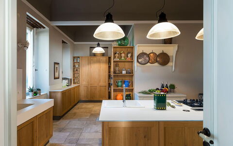 Villa Milo: Interieur Ontwerp, Meubilair, Keuken, Hout, Countertop, Lichte Inrichting, Plafond, Cabinetry, Flooring, Verlichting