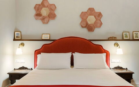 Villa Milo: Muur, Interieur Ontwerp, Slaapkamer, Hout, Meubilair, Laken, Bedding, Verlichting, Bed, Oranje