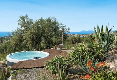 Villa Milo: Zwembad, Toevlucht, Buitenmeubels, Eco Hotel, Vrije Tijd, Stoel, Paraplu, Landscaping, Schaduw, Badplaats