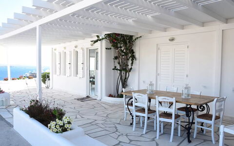 The Pool Rose Villa: Meubilair, Tafel, Buitenmeubels, Stoel, Veranda, Keuken En Eettafel, Buitentafel, Schaduw, Bloempot, Balkon