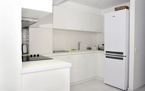 The Pool Rose Villa: Keuken, Toestel Van De Keuken, Major Appliance, Countertop, Interieur Ontwerp, Cabinetry, Flooring, Hout, Huis, Meubilair