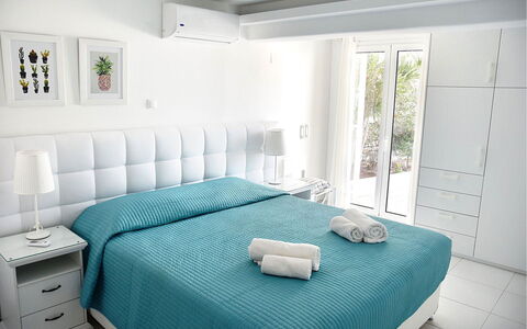 The Pool Rose Villa: Meubilair, Interieur Ontwerp, Slaapkamer, Bed, Bedding, Laken, Verdieping, Flooring, Textiel, Kamer