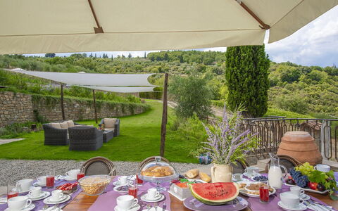 Villa Marinella: Tableware, Meubilair, Voedsel, Tafel, Serveware, Dishware, Drinkware, Stoel, Bord, Buitenmeubels