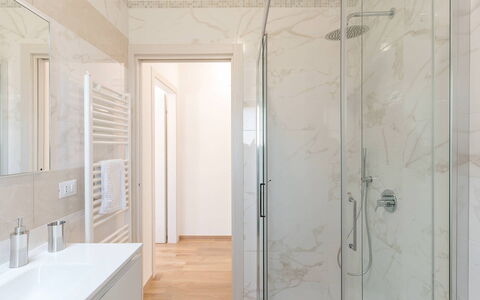 Villa Il Gelsomino: Flooring, Verdieping, Muur, Interieur Ontwerp, Hout, Loodgieterswerkinrichting, Badkamer, Deur, Loodgieter, Plafond