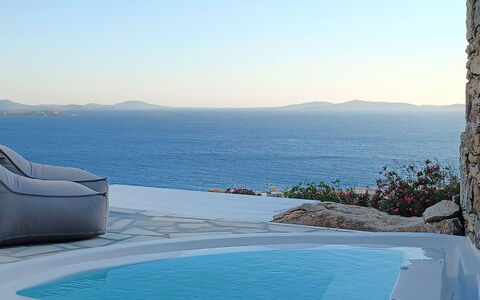 The Rose Suite with Jacuzzi: Blauw, Water, Zwembad, Buitenmeubels, Zee, Kust En Oceanic Landvormen, Kust, Oceaan, Paraplu, Toevlucht