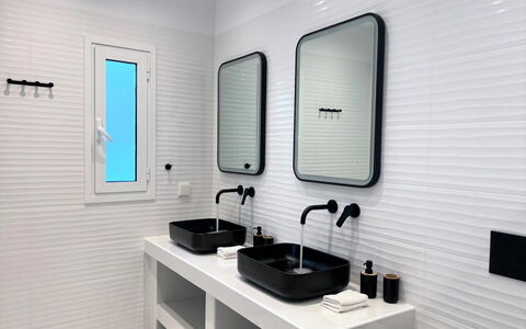 The Rose Suite with Jacuzzi: Wastafel In De Badkamer, Muur, Interieur Ontwerp, Loodgieterswerkinrichting, Wastafel, Kraan, Badkamer, Loodgieter, Verlichting, Lichte Inrichting