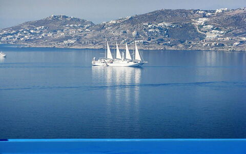 The Rose Suite with Jacuzzi: Blauw, Zwemwater, Boot, Watercraft, Zee, Kust En Oceanic Landvormen, Waterweg, Oceaan, Meer, Mast