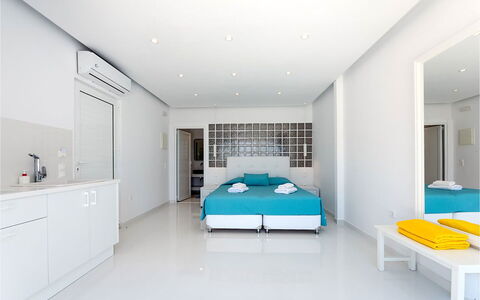 The Rose Suite with Jacuzzi: Flooring, Verdieping, Interieur Ontwerp, Plafond, Meubilair, Appartement, Kamer, Slaapkamer, Toevlucht, Bed