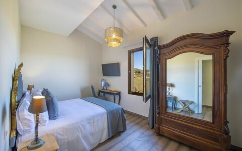 Villa Serena: Hout, Meubilair, Interieur Ontwerp, Slaapkamer, Verlichting, Huis, Verdieping, Kamer, Bed, Appartement