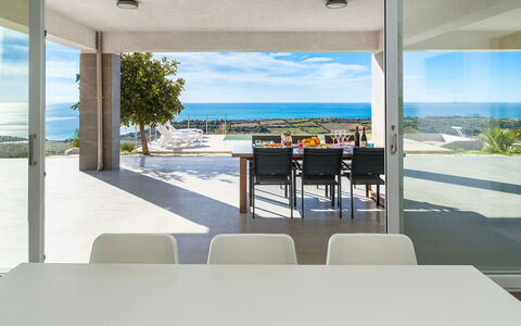 Villa Lily: Meubilair, Verdieping, Flooring, Stoel, Zee, Keuken En Eettafel, Schaduw, Toevlucht, Oceaan, Kust