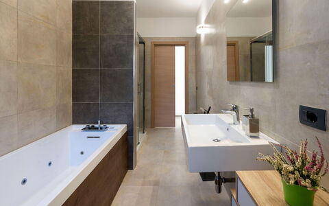 Villa Lily: Badkamer, Flooring, Loodgieterswerkinrichting, Muur, Interieur Ontwerp, Verdieping, Wastafel, Kraan, Wastafel In De Badkamer, Bad