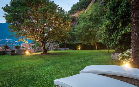 Letizia: Landschap, Tuin, Bergketen, Buitenmeubels, Heuvel Station, Zonlicht, Gazon, Landscaping, Schaduw, Eco Hotel