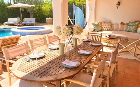Dream House: Meubilair, Buitenmeubels, Tafel, Stoel, Hout, Buitentafel, Keuken En Eettafel, Flooring, Restaurant, Eetkamer