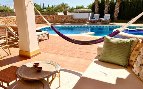 Dream House: Meubilair, Stoel, Buitenmeubels, Zwembad, Tafel, Toevlucht, Flooring, Verdieping, Schaduw, Eco Hotel
