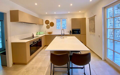 Villa Joel: Meubilair, Interieur Ontwerp, Countertop, Keuken, Flooring, Cabinetry, Verdieping, Toestel Van De Keuken, Hout, Plafond