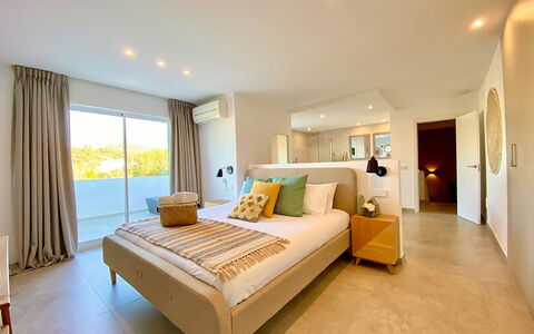 Villa Joel: Bed, Slaapkamer, Bedding, Meubilair, Laken, Flooring, Interieur Ontwerp, Verdieping, Linens, Bed Frame