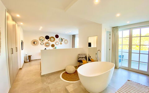 Villa Joel: Interieur Ontwerp, Flooring, Verdieping, Meubilair, Loodgieterswerkinrichting, Bad, Plafond, Verlichting, Huis, Badkamer