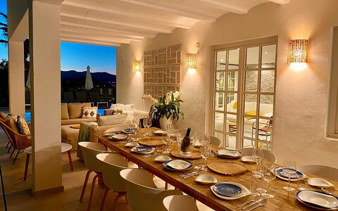 Villa Joel: Meubilair, Interieur Ontwerp, Stoel, Tafel, Plafond, Keuken En Eettafel, Flooring, Eetkamer, Lichte Inrichting, Verlichting