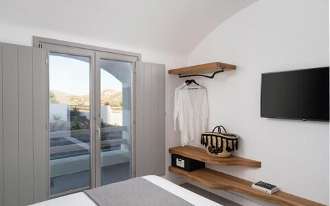 Villa Akrotiri: Interieur Ontwerp, Slaapkamer, Bed, Ontwerp, Beits, Hardwood, Linens, Bedding, Bed Frame, Hoofdkussen