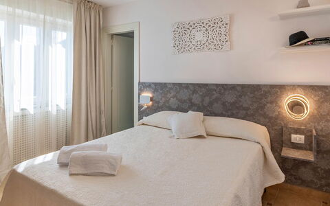 Villa Pietraluna: Interieur Ontwerp, Slaapkamer, Bed, Verdieping, Flooring, Laken, Meubilair, Bedding, Hout, Plafond