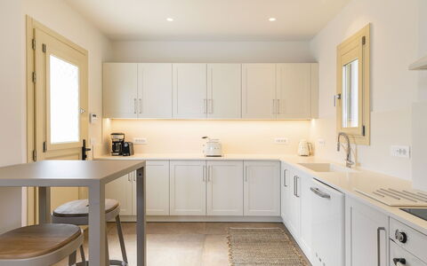 Villa Wolf: Keuken, Meubilair, Countertop, Interieur Ontwerp, Cabinetry, Toestel Van De Keuken, Flooring, Hout, Verdieping, Major Appliance