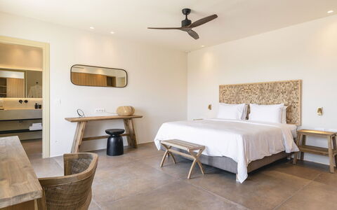 Villa Wolf: Meubilair, Toevlucht, Slaapkamer, Bed, Hotel, Hardwood, Lamp, Hoofdkussen, Bedding
