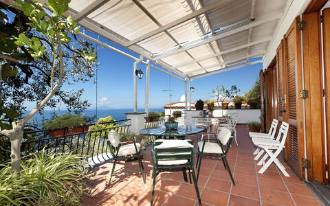 Villa Mary: Meubilair, Veranda, Buitenmeubels, Stoel, Tafel, Bloempot, Balkon, Buitentafel, Toevlucht, Kamerplant