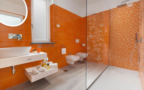 Villa del Cantone: Flooring, Interieur Ontwerp, Oranje, Loodgieterswerkinrichting, Verdieping, Badkamer, Tegel, Loodgieter, Kraan, Wastafel