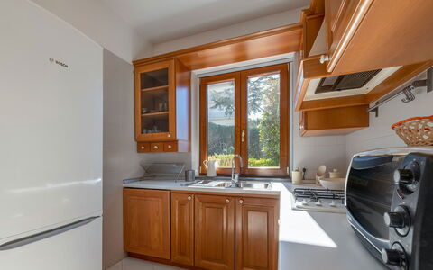 Villa Ava: Keuken, Toestel Van De Keuken, Major Appliance, Hout, Countertop, Cabinetry, Gootsteen, Interieur Ontwerp, Meubilair, Huishoudapparatuur