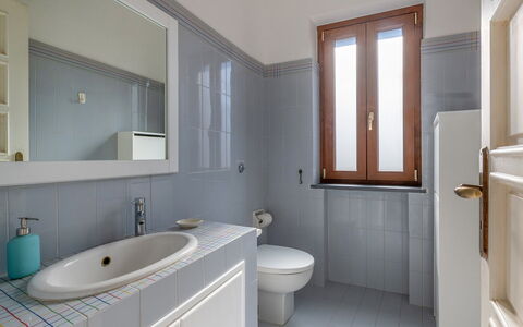 Villa Ava: Badkamer, Wastafel In De Badkamer, Loodgieterswerkinrichting, Wastafel, Flooring, Verdieping, Interieur Ontwerp, Kraan, Loodgieter, Toilet