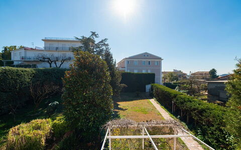 Villa Ava: Lucht, Blauw, Dag, Woongebied, Struik, Huis, Huis, Dak, Landgoed, Haag