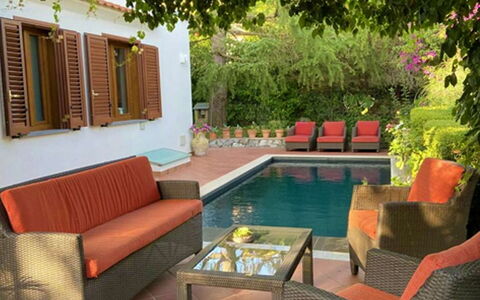 Villa Ava: Meubilair, Buitenmeubels, Zwembad, Stoel, Toevlucht, Tafel, Buitentafel, Schaduw, Eco Hotel, Patio