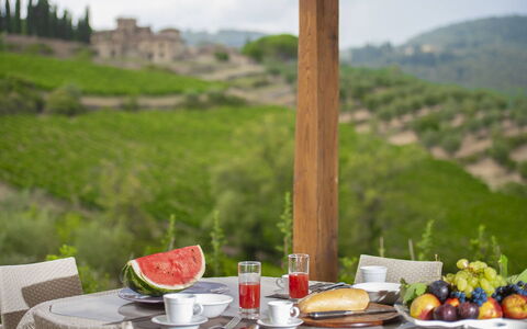 Villa del Fattore: Tableware, Meubilair, Tafel, Voedsel, Heuvel, Serveware, Drinkware, Stoel, Dishware, Bergketen