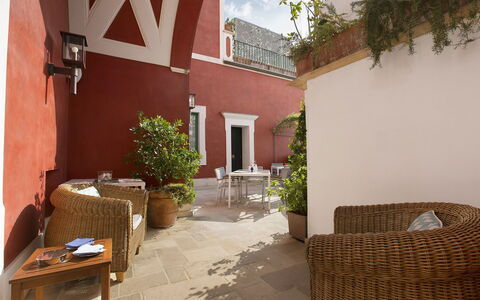 Villa Chiara: Muur, Meubilair, Flooring, Interieur Ontwerp, Huis, Stoel, Appartement, Kamerplant, Woonkamer, Bloempot
