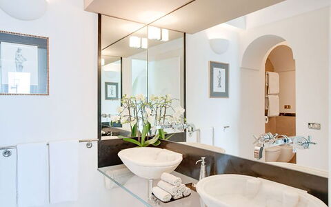 Villa Chiara: Interieur Ontwerp, Muur, Loodgieterswerkinrichting, Flooring, Meubilair, Kraan, Countertop, Wastafel, Wastafel In De Badkamer, Badkamer