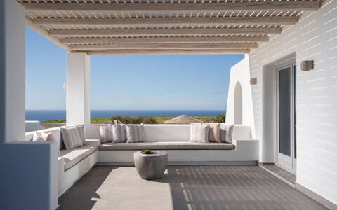 Villa Estia: Meubilair, Flooring, Verdieping, Interieur Ontwerp, Stoel, Plafond, Buitenmeubels, Woonkamer