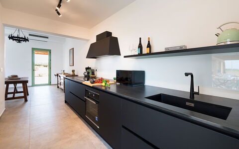 Villa Clemente: Keuken, Countertop, Interieur Ontwerp, Cabinetry, Toestel Van De Keuken, Flooring, Hout, Plafond, Verlichting, Kraan