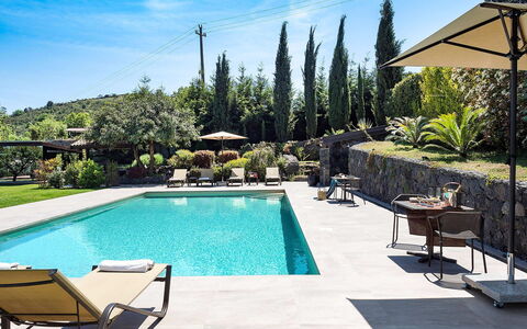 Villa Monte Serra: Zwembad, Buitenmeubels, Toevlucht, Schaduw, Eco Hotel, Meubilair, Samengesteld Materiaal, Paraplu, Flagstone, Vrije Tijd