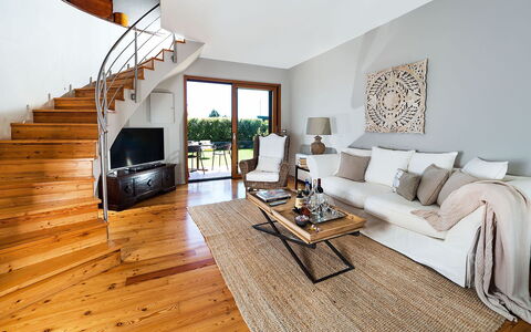 Villa Monte Serra: Flooring, Hout, Meubilair, Interieur Ontwerp, Houten Vloer, Verdieping, Huis, Woonkamer, Stoel, Hardwood