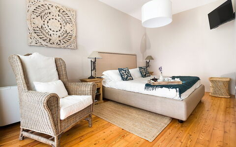 Villa Monte Serra: Meubilair, Interieur Ontwerp, Bed, Slaapkamer, Verdieping, Flooring, Kamer, Hout, Bedding, Linens