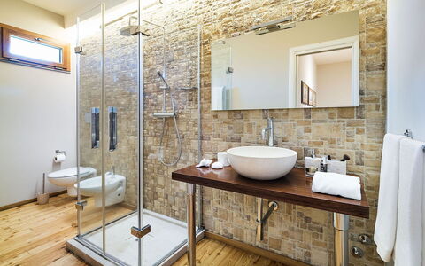 Villa Monte Serra: Interieur Ontwerp, Flooring, Muur, Loodgieterswerkinrichting, Badkamer, Verdieping, Verlichting, Loodgieter, Wastafel In De Badkamer, Spiegel