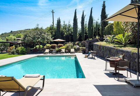 Villa Monte Serra: Zwembad, Buitenmeubels, Toevlucht, Schaduw, Eco Hotel, Meubilair, Samengesteld Materiaal, Paraplu, Flagstone, Vrije Tijd