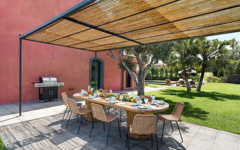 Villa Pozzillo: Meubilair, Buitenmeubels, Schaduw, Buitentafel, Stoel, Tuin, Outdoor Structuur, Patio, Natuurlijk Materiaal, Paviljoen